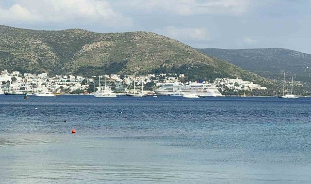 Bodrum Limanı'nda dev yolcu gemisi hareketliliği: 357 turist ilçeye ayak bastı