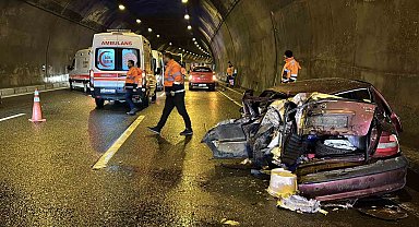 Bolu Dağı Tüneli'nde tırla çarpışan otomobil hurdaya döndü: 5 yaralı