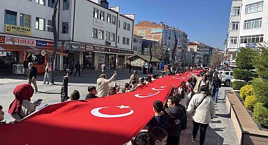 Bolu'da öğrenciler 200 metrelik Türk bayrağıyla caddede yürüdü