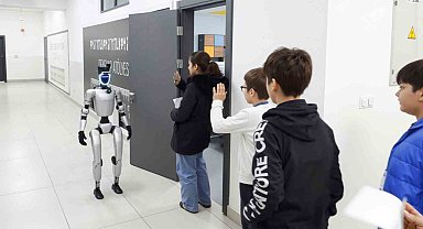 Bu ilçede sınava giren öğrencileri insansı robot karşılıyor