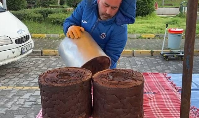 Bu mısır ekmeği teneke kovada pişiyor