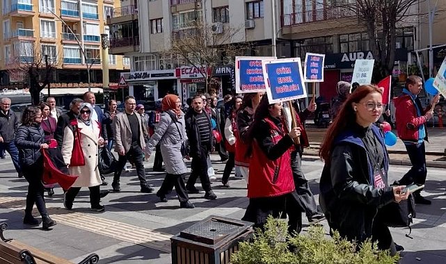 Burdur'da otizm için farkındalık yürüyüşü düzenlendi