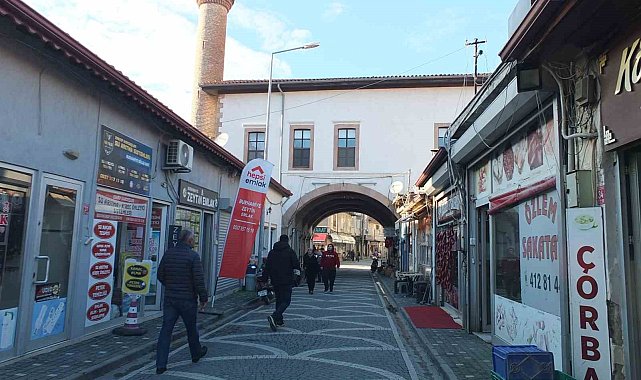 Burhaniye'de altından yol geçen Hanay cami ilgi odağı oldu