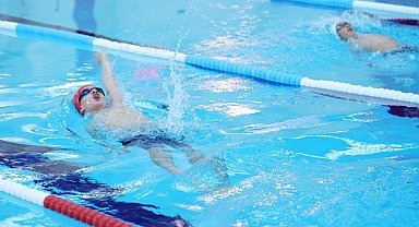 Bursa Osmangazi'de çocuklar 23 Nisan'a kulaç attı