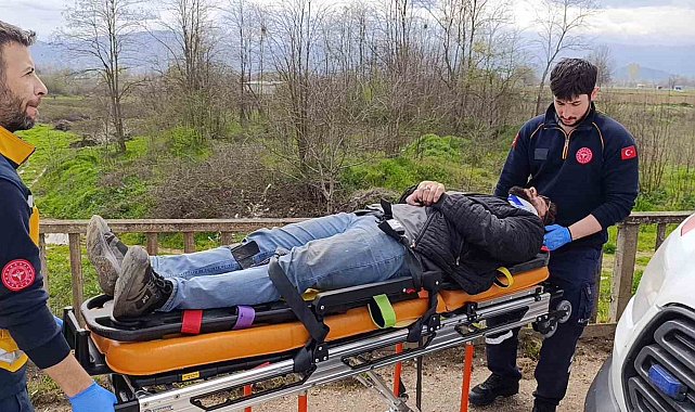 Bursa'da 3 araç birbirine girdi, 1'i dereye uçtu: 4 yaralı