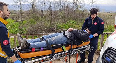 Bursa'da 3 araç birbirine girdi, 1'i dereye uçtu: 4 yaralı