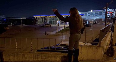 Bursa'da alkollü genç kızlar ortalığı karıştırdı, yol kenarında bekleyen sürücü ve aracına saldırdılar