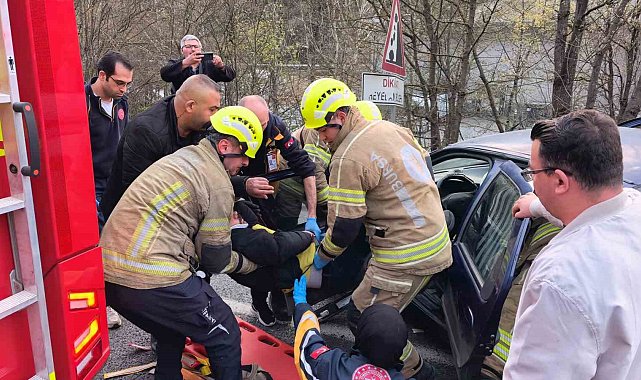 Bursa'da otomobil bariyerlere çarptı: 2 yaralı