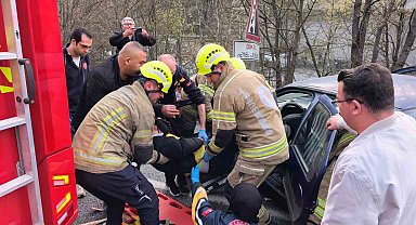 Bursa'da otomobil bariyerlere çarptı: 2 yaralı