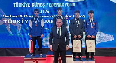 Bursalı güreşçiler Türkiye kürsüsünde