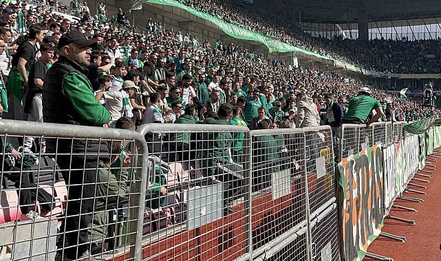 Bursasporlu taraftarların kavgasını polis ayırdı
