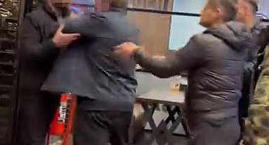 Büyükçekmece'de siparişi geç gelen şahıs, çalışanların üzerine yürüdü