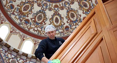 Büyükşehir camilerde temizlik çalışmalarını sürdürüyor