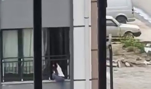 Camdan çıkarak korkulukta gezinen çocuk, yürekleri ağza getirdi