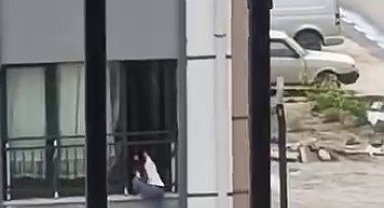 Camdan çıkarak korkulukta gezinen çocuk, yürekleri ağza getirdi