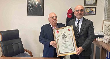 Cami yaptıran hayırsever iş insanlarına takdir belgesi takdim edildi