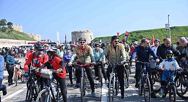 Çanakkale'de bin 50 bisikletli şehitlere saygı için pedal çevirdi