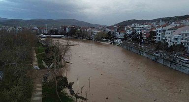 Çanakkale'de yağmur nedeniyle taşan Kocabaş Çayı dron ile görüntülendi