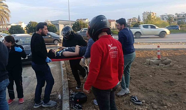 Çarpmanın etkisiyle 20 metre fırlayıp refüjdeki toprağa düşüp hayata tutundular: 2 yaralı