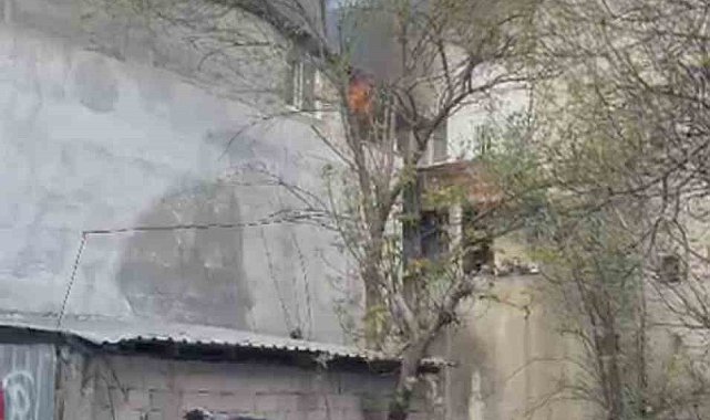 Çatı katında korkutan yangın… Mahalleli sokağa döküldü, çatı küle döndü