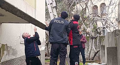 Çatı katında mahsur kalan kediyi polis ve itfaiye kurtardı