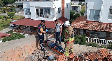 Çatı tadilatında üzerine su deposu devrilen işçi yaralandı