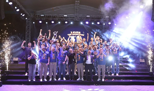 Çayırova'da şampiyon takım, şampiyon taraftarıyla buluştu