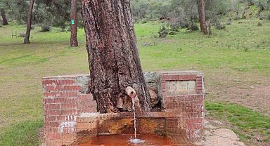 Çeşmeden maden suyu içmek isteyen vatandaşlar Laçin'e geliyor