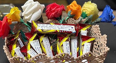 Çikolata ve çiçeklere yazdıkları notlarla öğretmenlerine sürpriz yaptılar