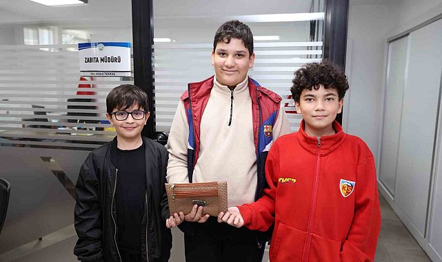 Çocuklardan örnek davranış: Buldukları cüzdanı sahibine ulaştırdılar