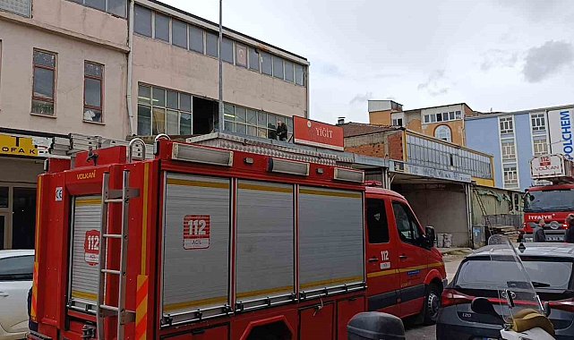 Çöken çatıdan düşen usta yaralandı