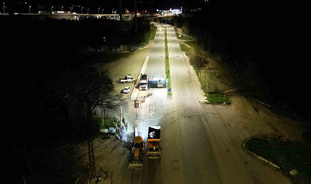 Çorum Belediyesi'nde gece mesaisi: Gece onarılan yol sabah trafiğe açıldı