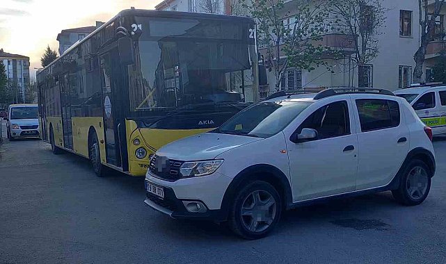 Çorum'da halk otobüsü ile otomobil çarpıştı: 4 yaralı