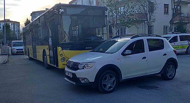 Çorum'da halk otobüsü ile otomobil çarpıştı: 4 yaralı