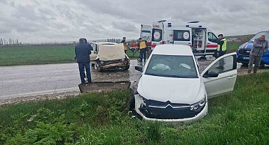 Çorum'da iki otomobil çarpıştı: 3 yaralı