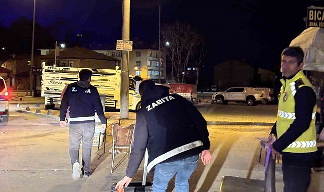 Çorum'da kaldırım işgaline gece denetimi