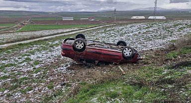 Çorum'da otomobil şarampole yuvarlandı: 3 yaralı