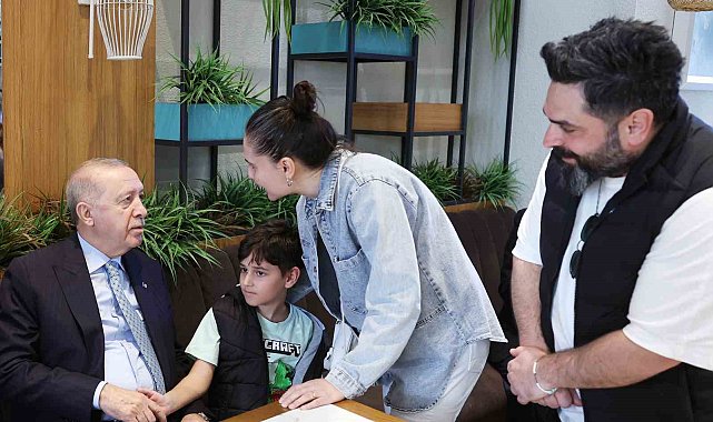 Cumhurbaşkanı Erdoğan, vatandaşlarla kafede sohbet etti