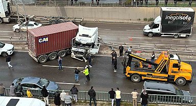 D-100'de kazaya karışan tır makaslayarak karşı şeride geçti