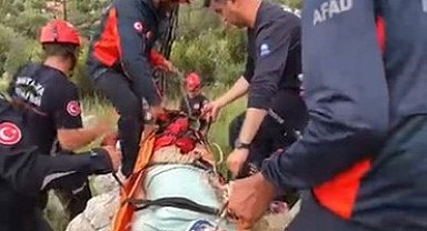 Dağa tırmandığı sırada düşerek yaralanan kişiyi ekipler kurtardı