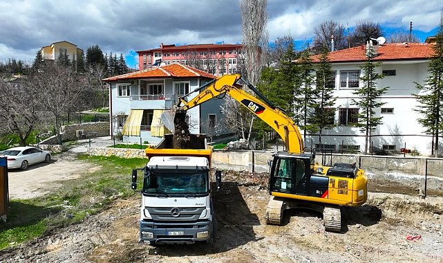 Darende'de İlçe Halk Kütüphanesi için ilk kazma vuruldu