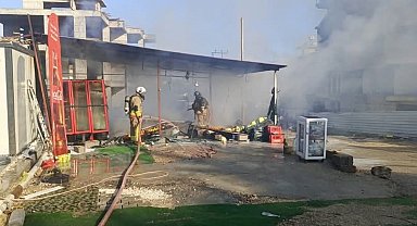 Defne'de iş yeri alevlere teslim oldu