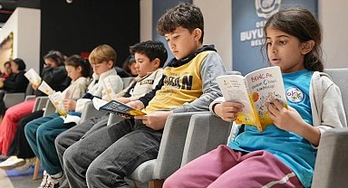 Denizli'de çocuklar "Telefonu Bırak, Kitaba Sarıl" çağrısına kulak veriyor