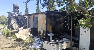 Depremzede ailenin yaşadığı 2 konteyner alevlere teslim oldu