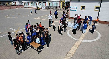 Depremzede çocuklar müzikle moral buluyor