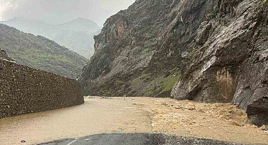 Derecik-Şemdinli kara yolu 2 gündür kapalı