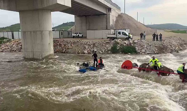 Dereyi traktörle geçmek isterken faciadan dönüldü: 10 işçi vinçle kurtarıldı