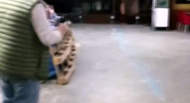 Devrek'te dehşet anları kamerada: Tüfekle iş yerine kurşun yağdırdı