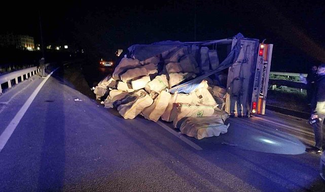 Direksiyon hakimiyetini kaybeden tır refüje çarpıp yan yattı: 1 yaralı