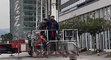 Dış cephede cam silerken asansör sistemi arıza yapınca mahsur kaldılar: İtfaiyenin müdahalesiyle kurtarıldılar